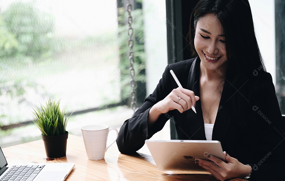 Empresária usando laptop trabalhando