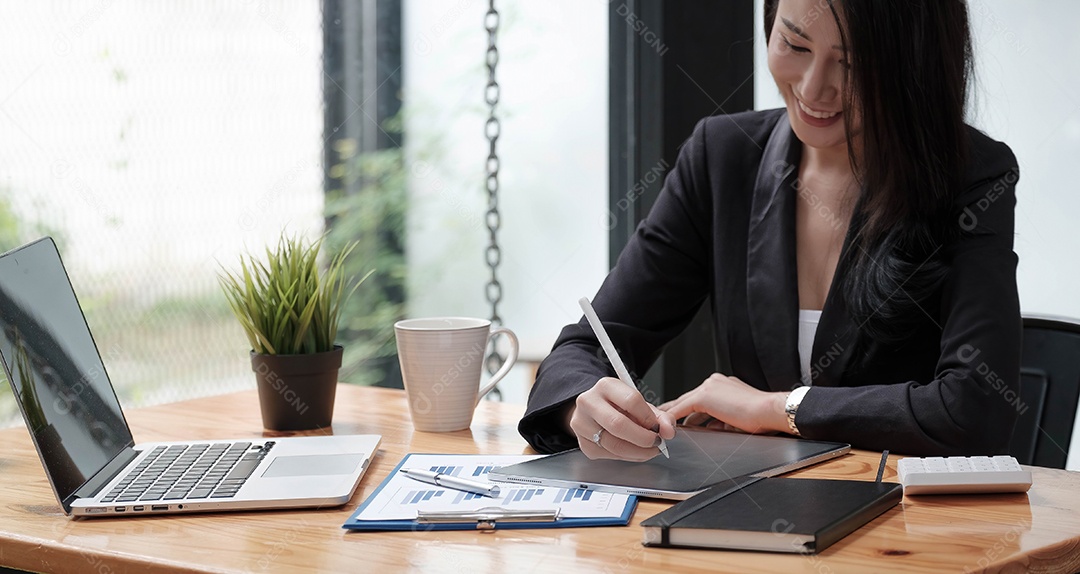 Empresária usando laptop trabalhando