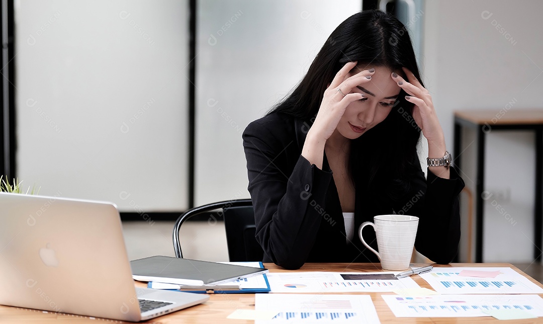 Empresária usando laptop trabalhando