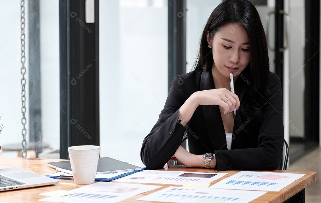 Empresária usando laptop trabalhando