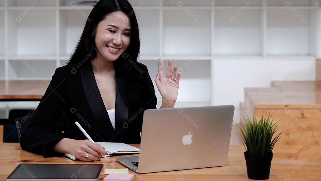 Empresária usando laptop trabalhando