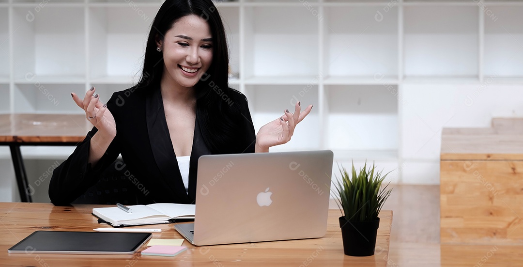 Empresária usando laptop trabalhando