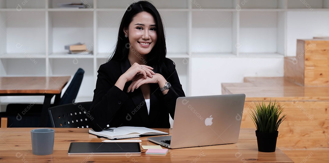 Empresária usando laptop trabalhando