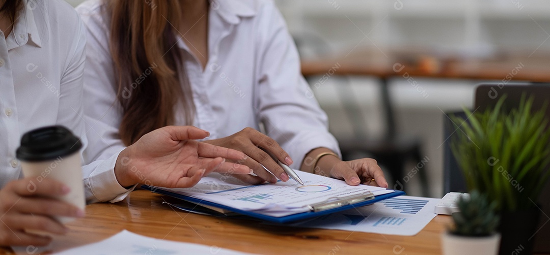 Reunião de empresários para discutir a situação no mercado
