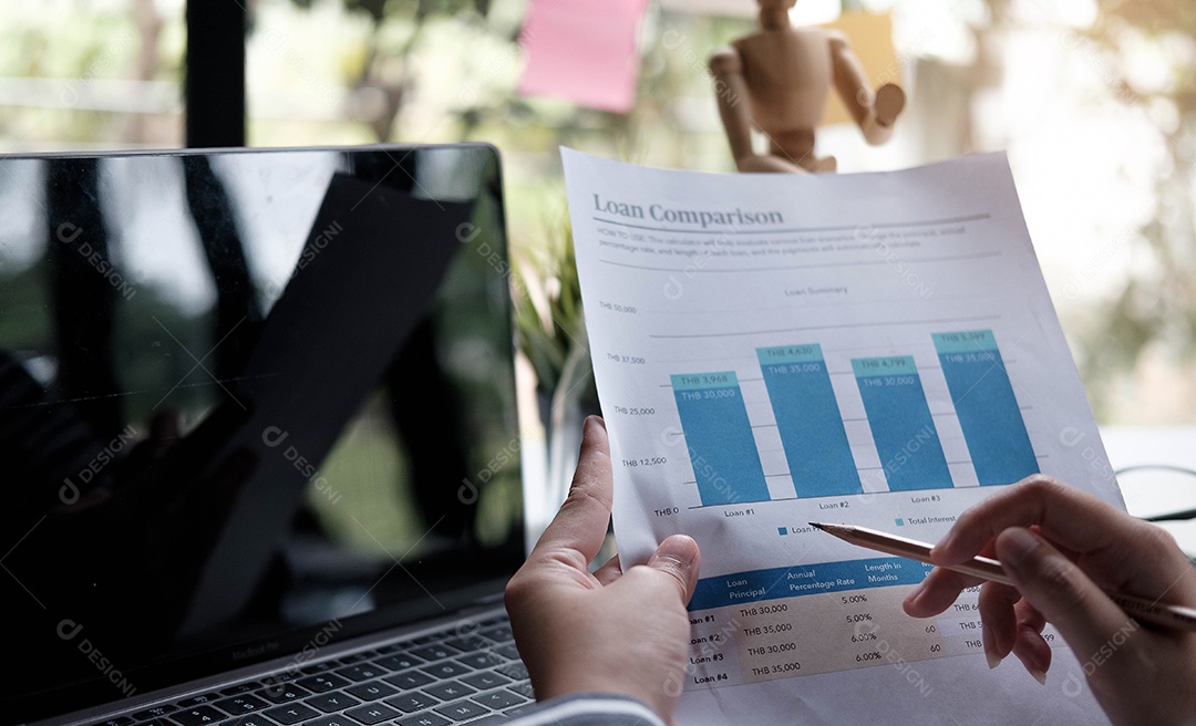 Mulheres de negócios revisando dados em tabelas e gráficos financeiros