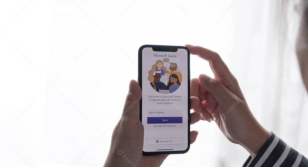Um funcionário trabalhando em casa está baixando a plataforma social Microsoft Teams