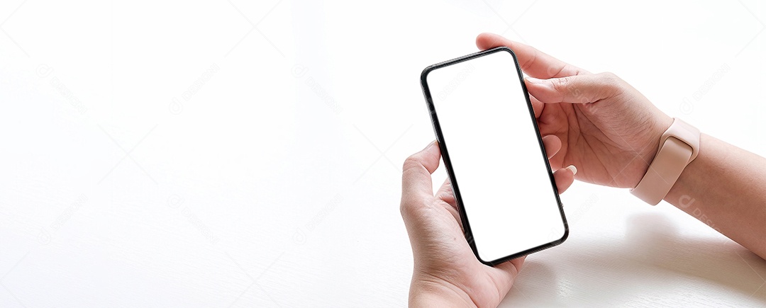 mulher usando Smartphone. Telefone celular de tela em branco para gráficos