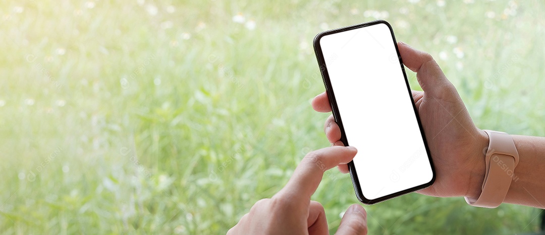 Mulher usando Smartphone. Telefone celular de tela em branco para gráficos
