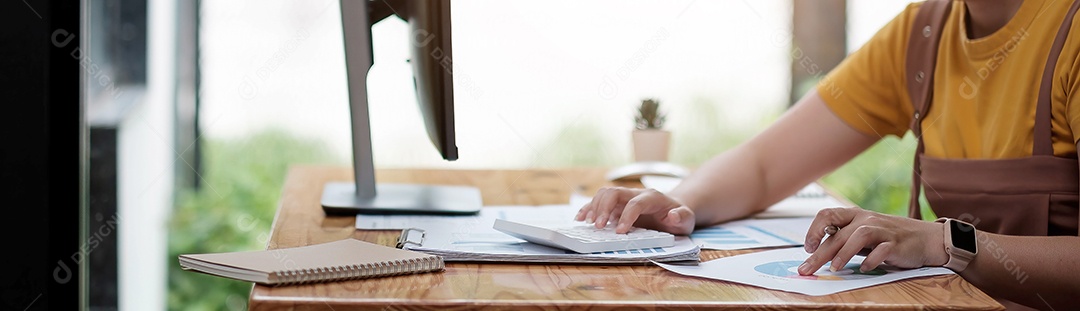 Contadora financeira feminina fazendo auditoria de trabalho e calculando