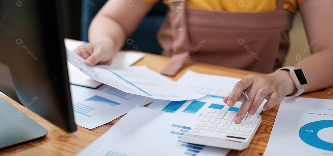 Mulher contadora fazendo auditoria de trabalho e calculando despesas