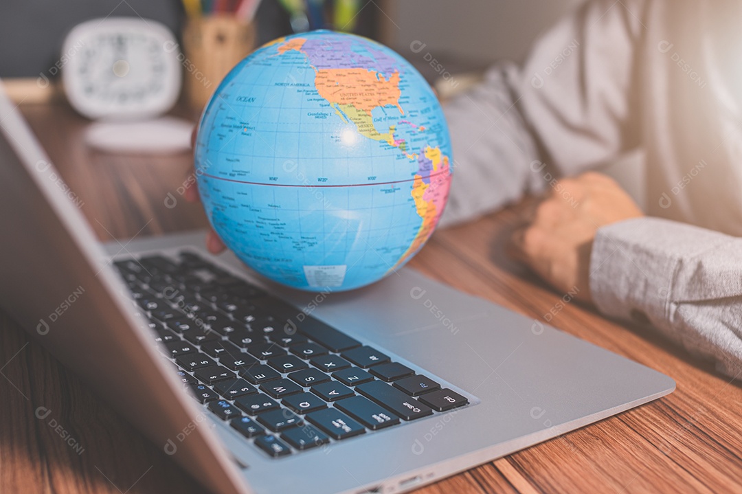 Use um computador para trabalhar para ganhar dinheiro para se comunicar ao redor do mundo