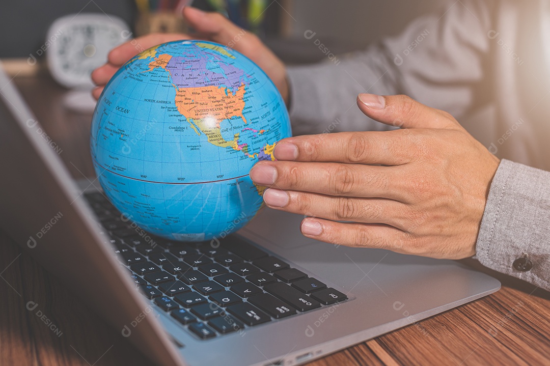 Use um computador para trabalhar para ganhar dinheiro para se comunicar ao redor do mundo