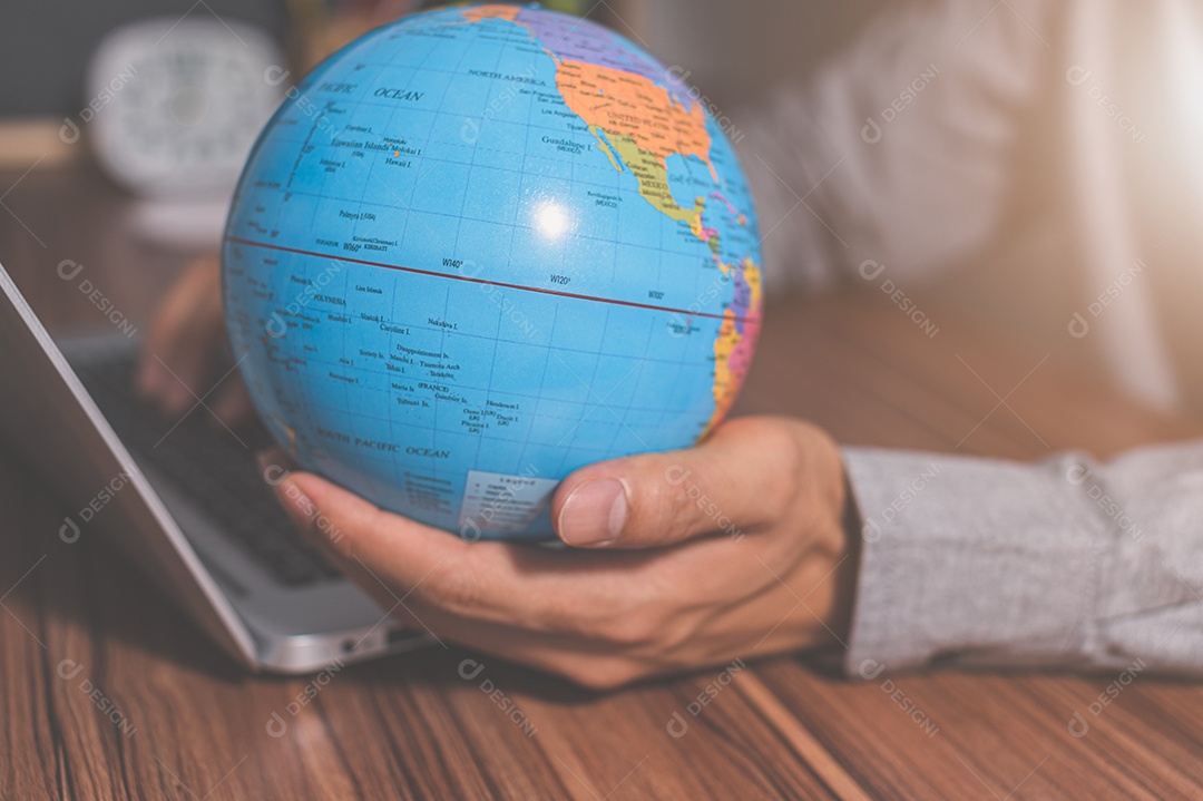 Use um computador para trabalhar para ganhar dinheiro para se comunicar ao redor do mundo