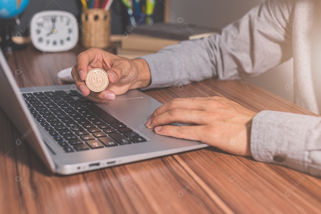 Usando um computador para ganhar dinheiro online