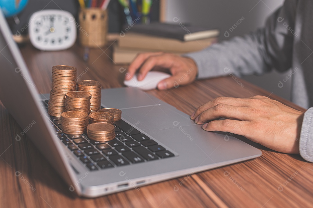 Usando um computador para ganhar dinheiro online