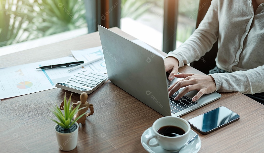 Mão de uma mulher ou contador segurando um lápis trabalhando