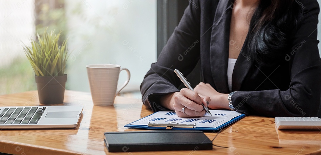 Mulher de negócios trabalhando na mesa de escritório.