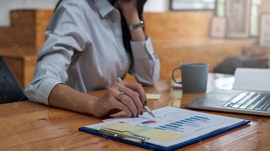 Consultor de investimento, mulher de negócios analisando financeiro anual da empresa