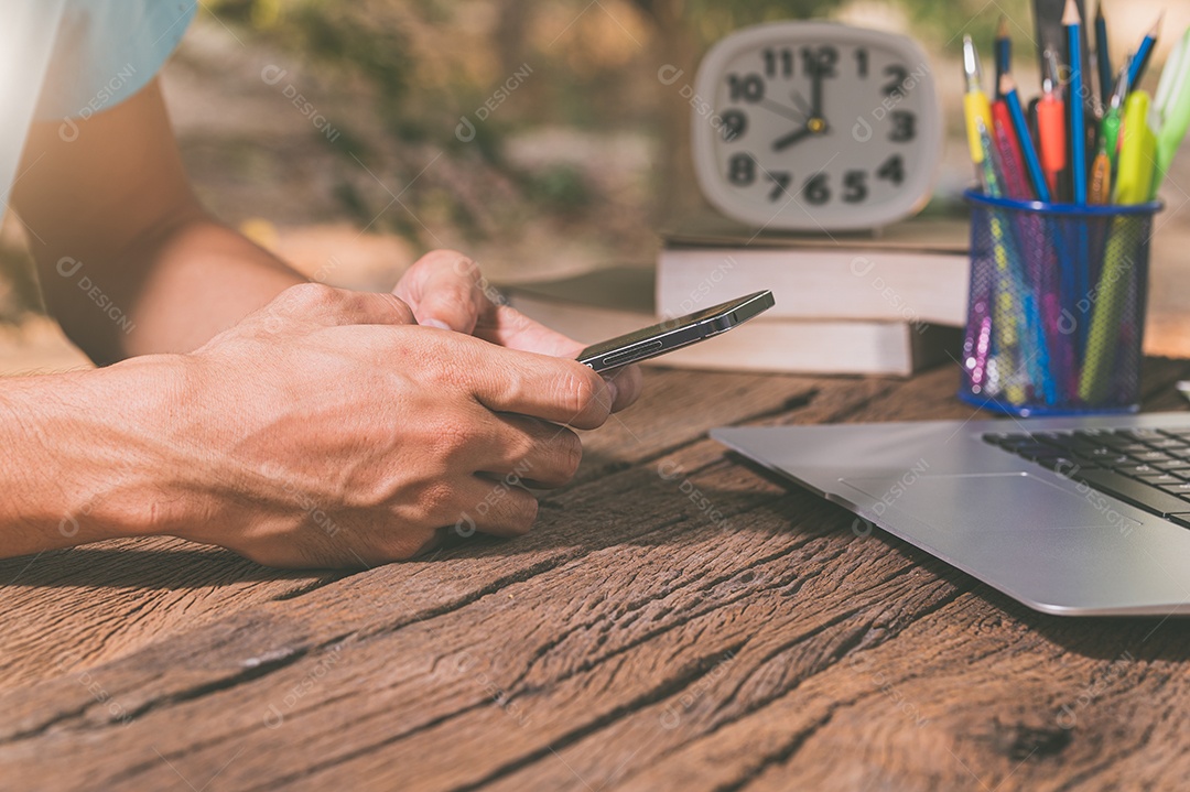 Mão de pessoas usando notebooks