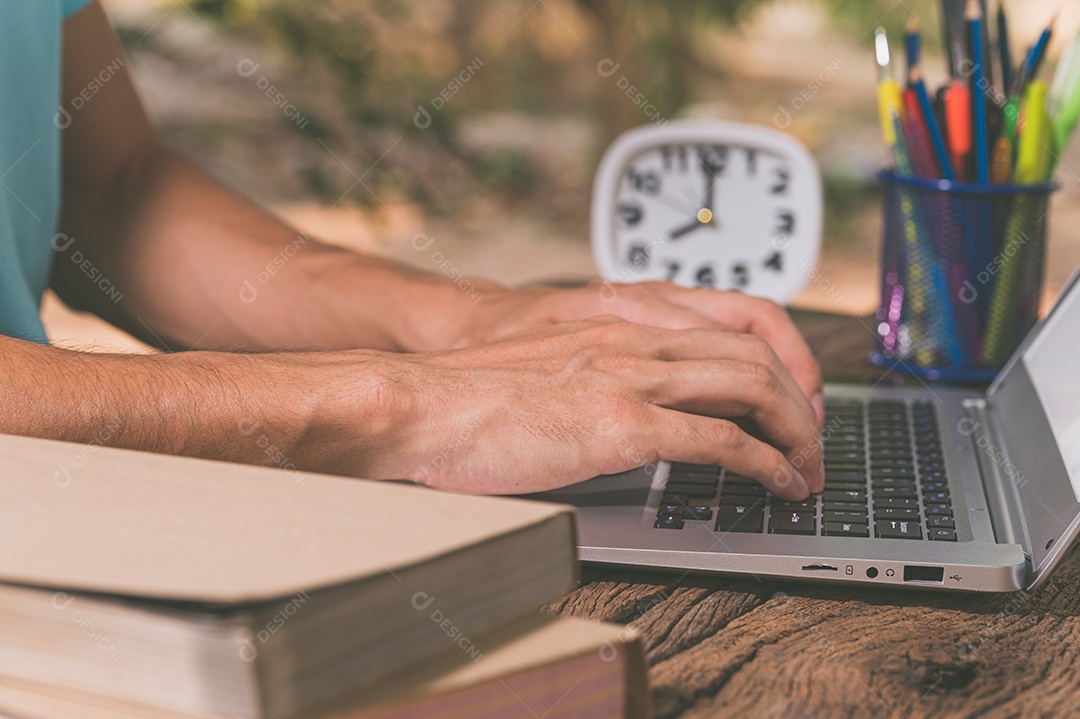 Mão de pessoas usando notebooks