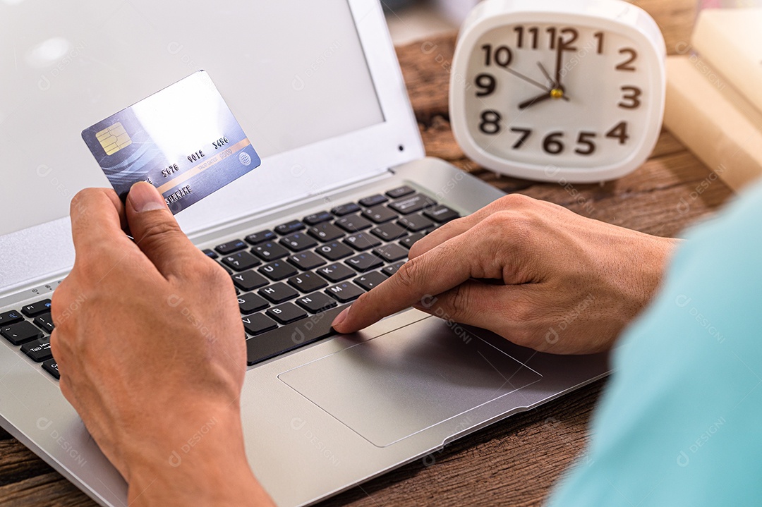 Ganhe dinheiro online através de um notebook.