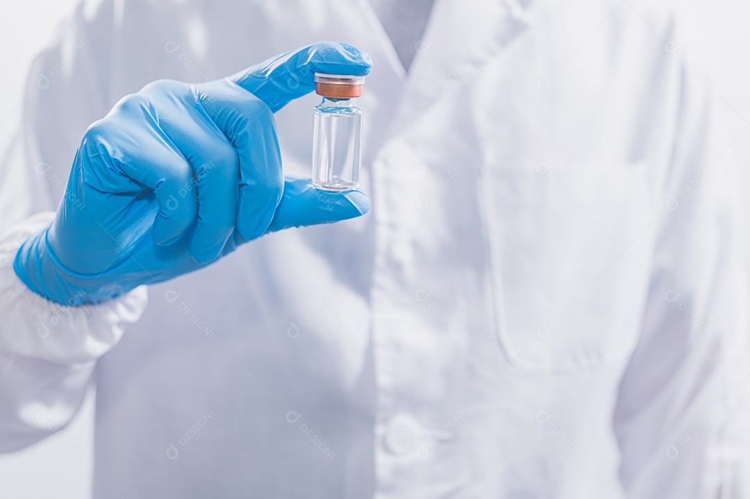 Médicos ou cientistas estão usando vacinas para combater o COVID-19