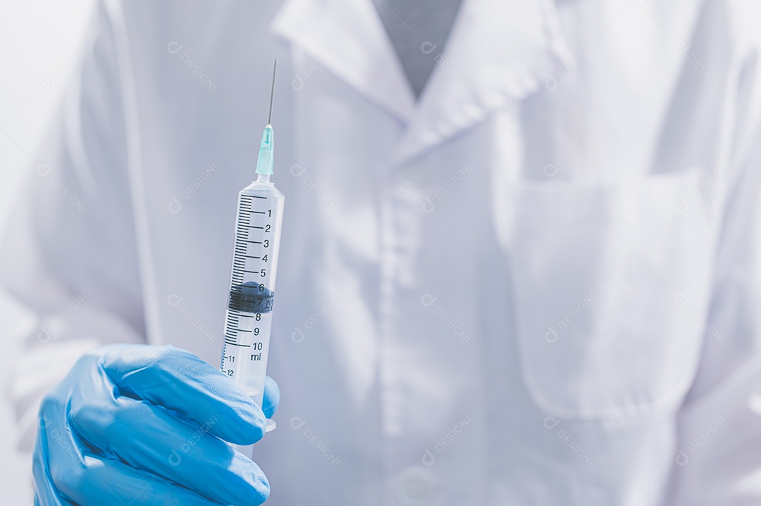 Médicos ou cientistas estão usando vacinas para combater o COVID-19