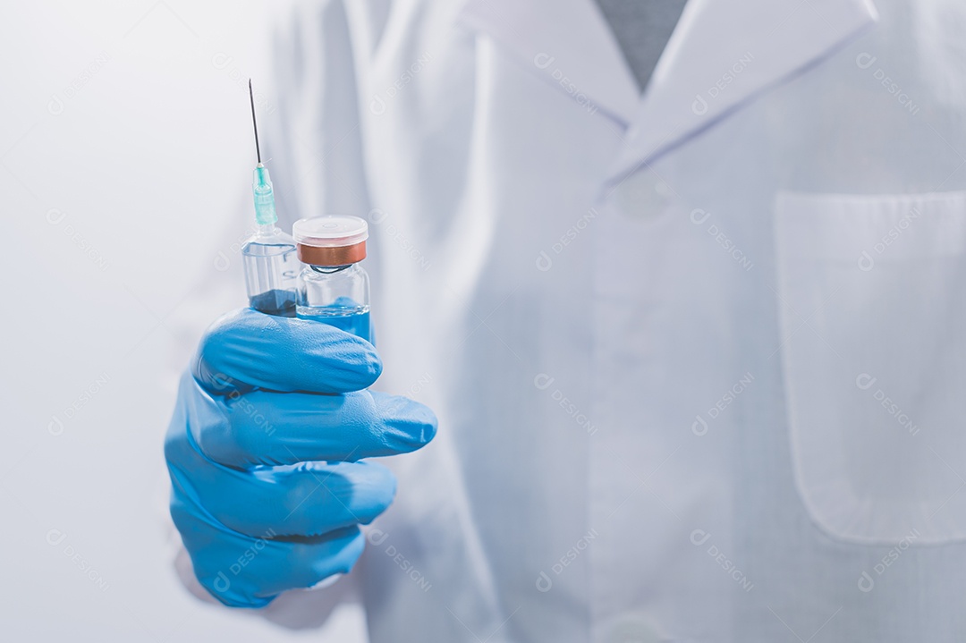 Médicos ou cientistas estão usando vacinas para combater o COVID-19