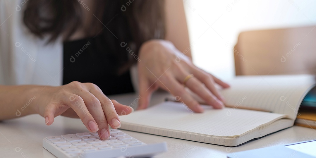 Empresário usando calculadora e laptop para calcular