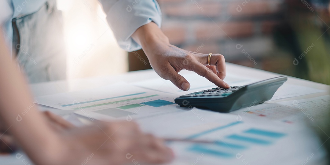 Mulher de negócios usando calculadora para fazer finanças matemáticas