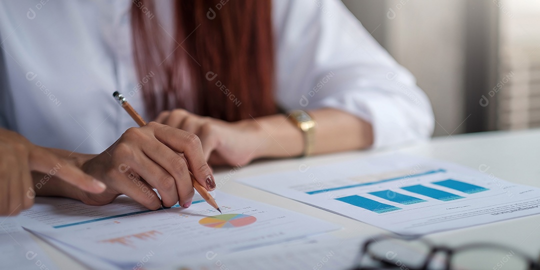 Empresário verificando gráficos financeiros