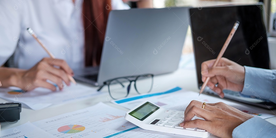 Equipe de negócios asiáticos trabalhando para marketing juntos na reunião