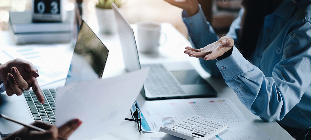 Duas mulheres de negócios líderes discutindo as tabelas e gráficos