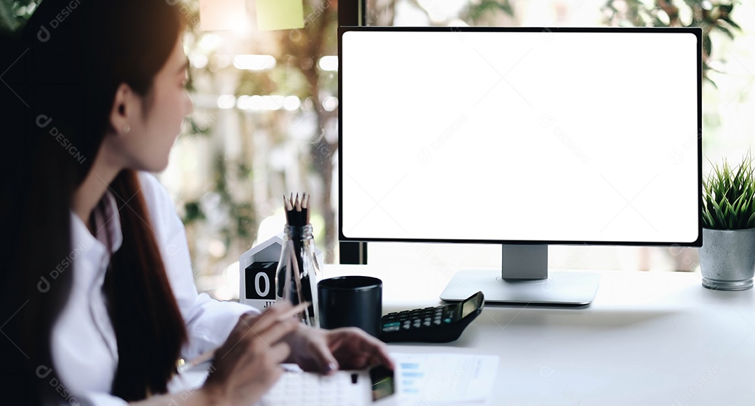O grupo de executivos na sala de conferências moderna