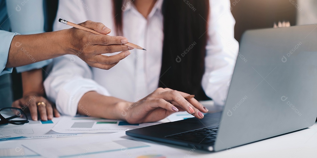 Pessoas de negócios discutindo as tabelas e gráficos