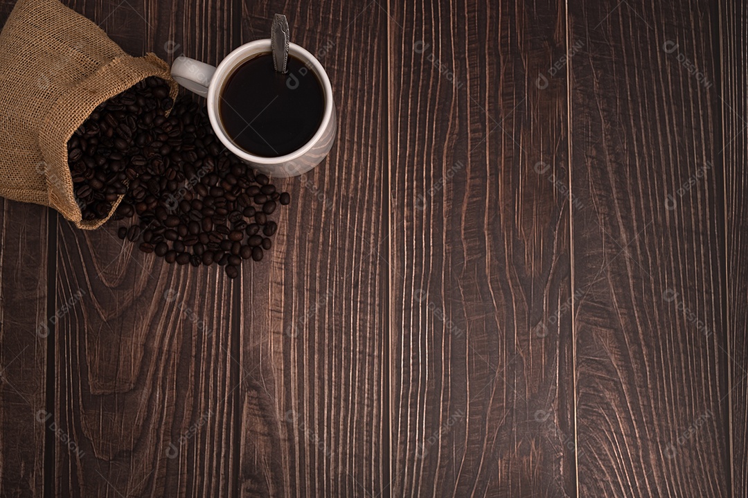 Adoro beber café, canecas de café e grãos de café na mesa