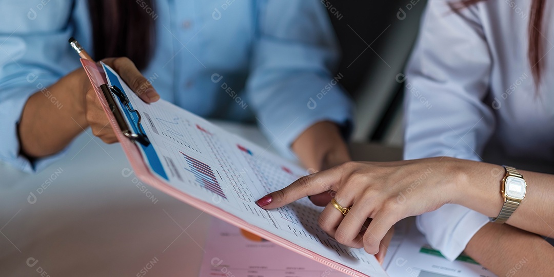 Dois líderes empresariais discutindo as tabelas e os gráficos