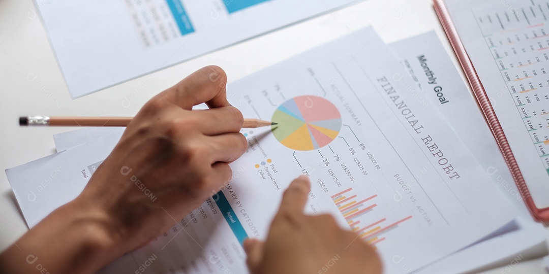 Dois líderes empresariais discutindo as tabelas e os gráficos