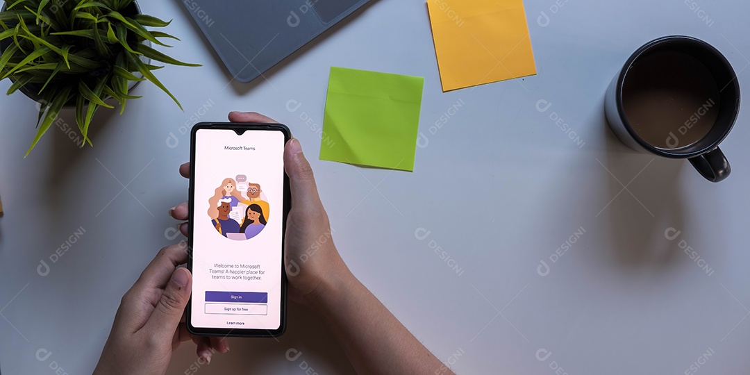Um funcionário trabalhando em casa está baixando a plataforma social Microsoft Teams