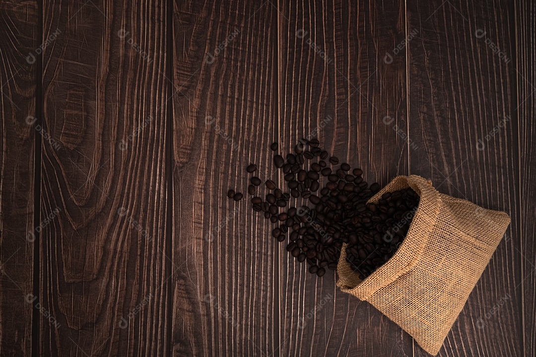 Adoro beber café, canecas de café e grãos de café na mesa