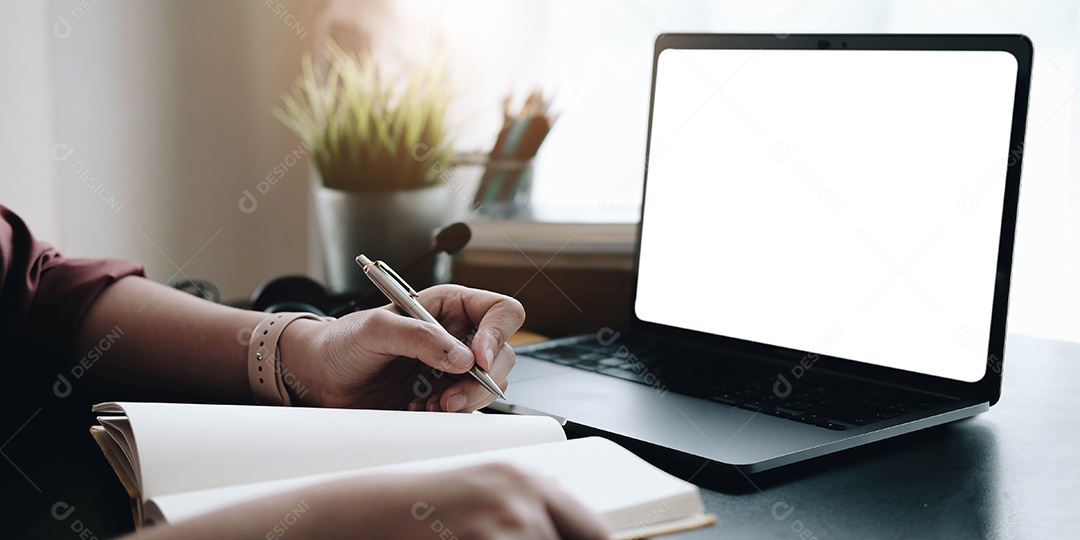 Mulher de negócios assinando contrato fazendo um acordo