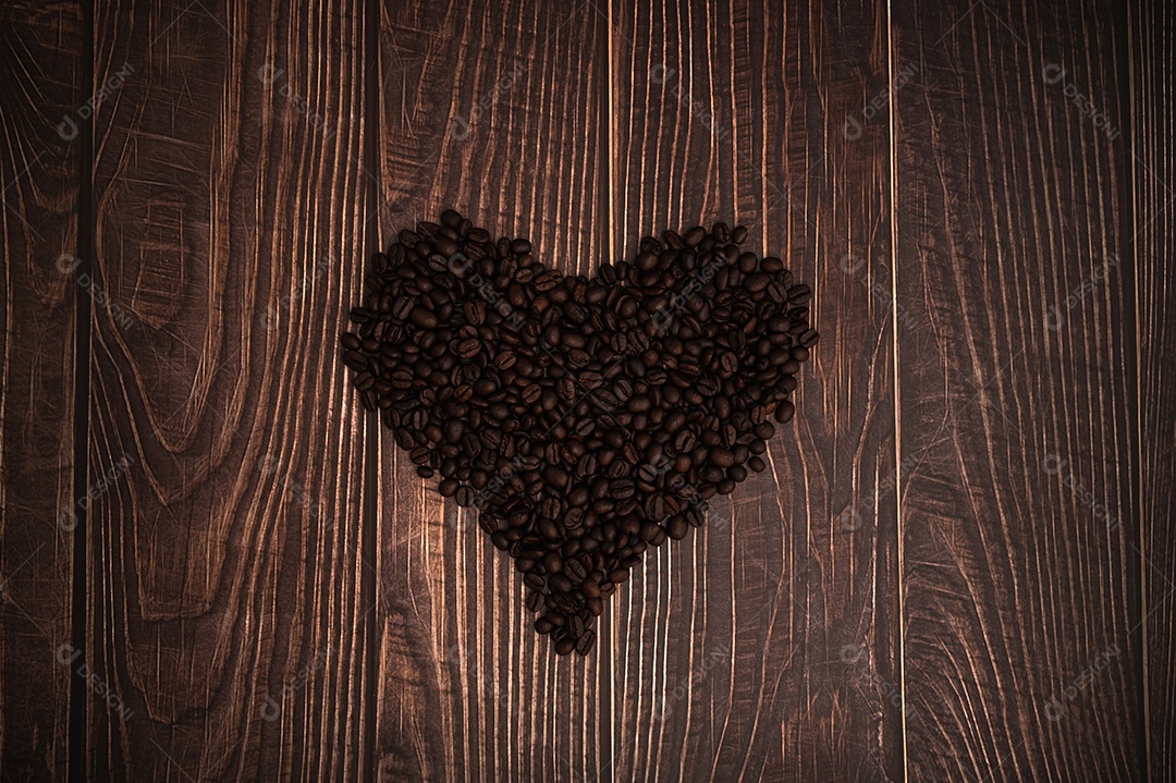 Grãos de café dispostos em forma de coração Adoro beber café