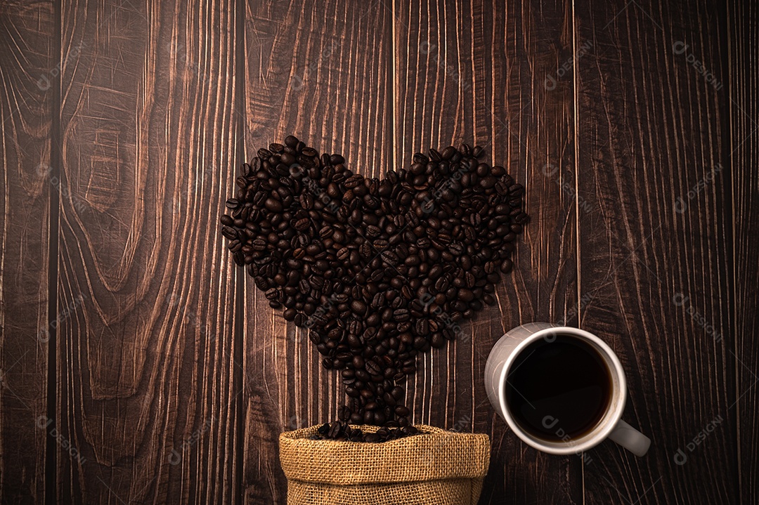 Grãos de café dispostos em forma de coração Adoro beber café