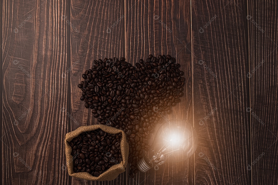 Adoro beber café, grãos de café em forma de coração, lâmpadas emitem energia.