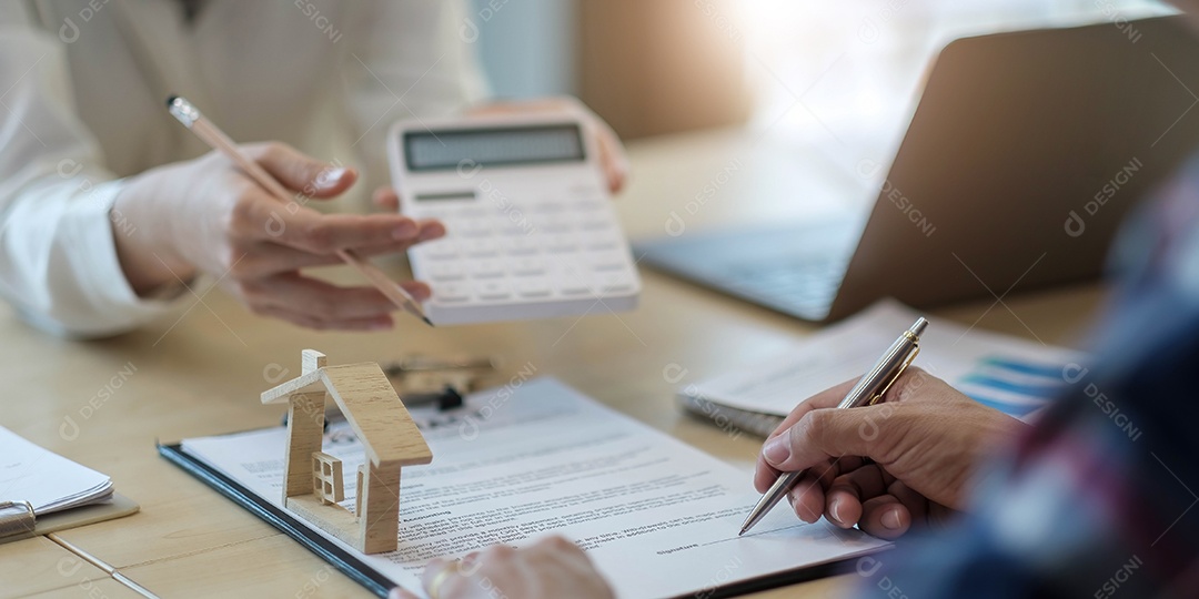 Pessoas de negócios assinando um contrato para comprar ou vender imóveis.