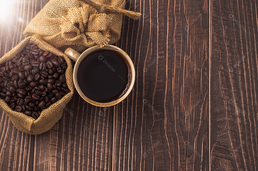 Adoro beber café, grãos de café na mesa