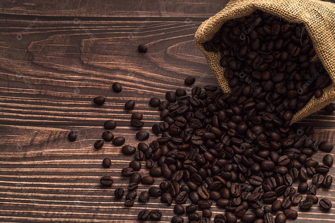 Adoro beber café, grãos de café na mesa