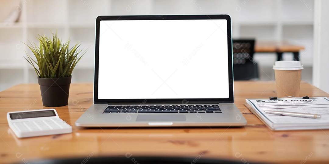 Foto recortada do local de trabalho com tela em branco do tablet e escritório