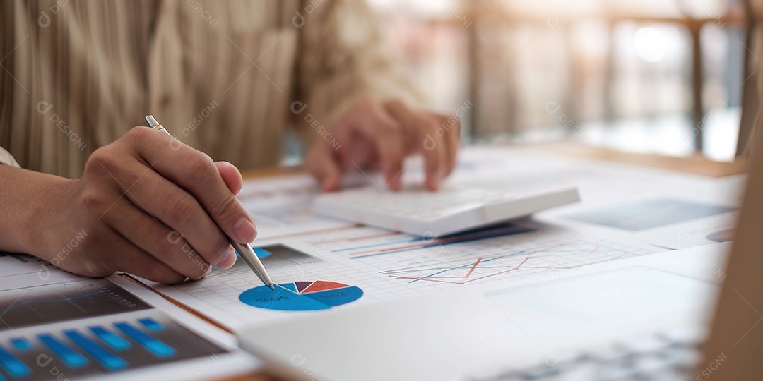 Consultor de investimentos negócios analisando financeiro anual da empresa