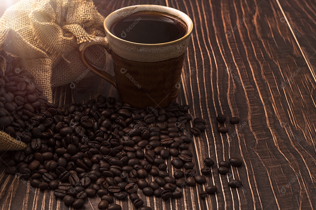 Adoro beber café, canecas de café e grãos de café na mesa